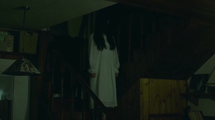  - 工读生被迫与店长同居，被误当成女鬼