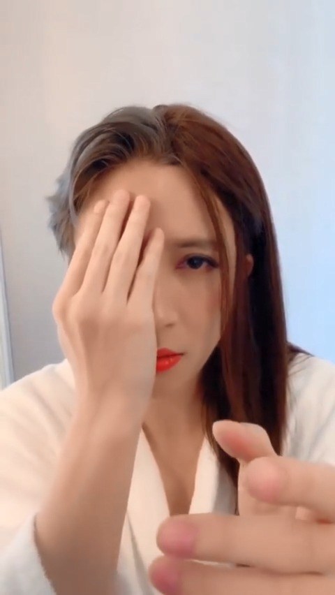 薛之谦女装男装灵活大变脸 这女装也太美了 未来承包mv男女主角?