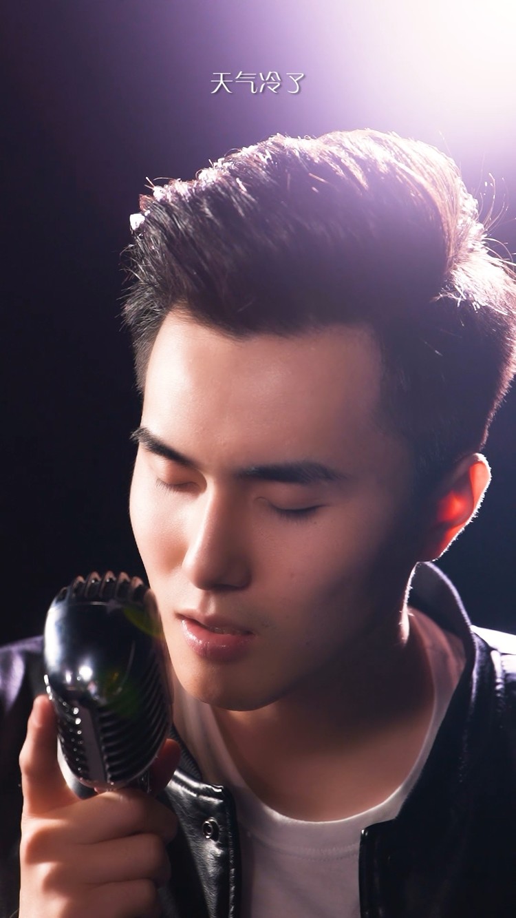  - 帅气小哥哥翻唱《枫》，声音好好听~