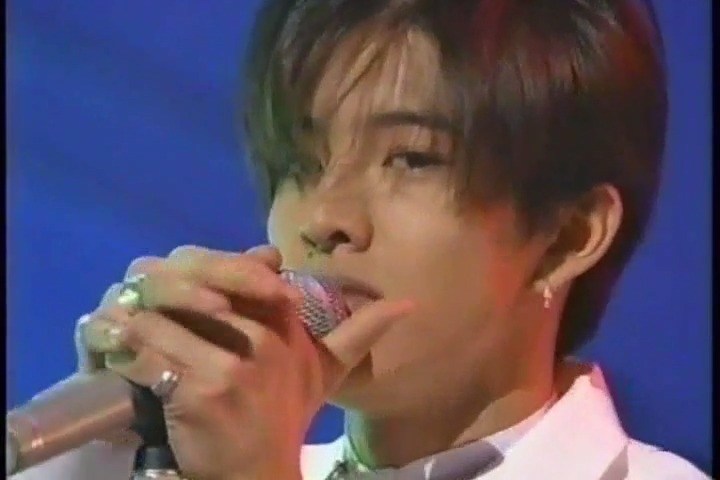 - 舔屏了解一下!大神木村拓哉颜值巅峰,1994年在“Idol on Stage”上表演的《こんなに僕を切なくさせてるのに》(明明让我那么难过)