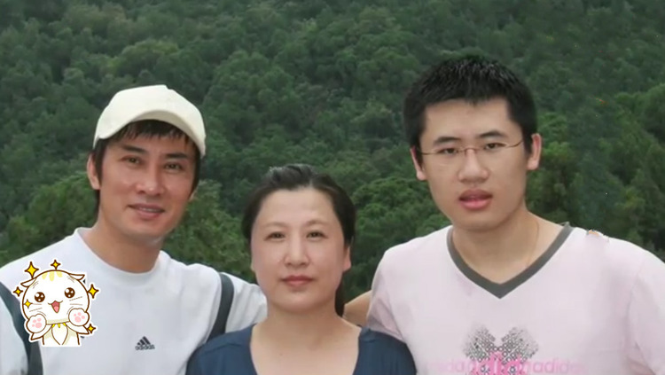 江涛的老婆儿子罕见亮相,原来妻子长得这么漂亮,难怪舍不得公开