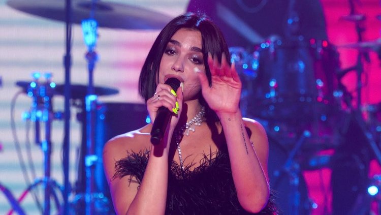 - 啪姐Dua Lipa最新亚马逊演唱会现场表演热单 - One Kiss