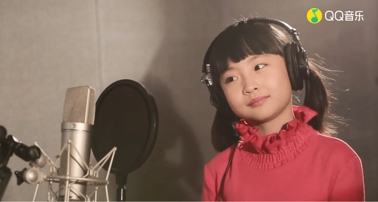 - 表情超级到位!可爱小妹妹教你唱儿歌《泥娃娃》!