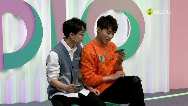 - 高嘉朗现场演绎《又见一帘幽梦》 化身浪漫男主爆笑全场