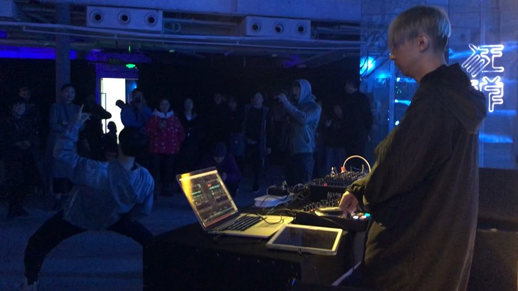 - 如果我是DJ你会爱我吗?