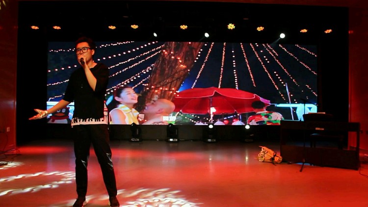 - 杰迷张鸿宇现场翻唱周杰伦的《美人鱼》和《园游会》