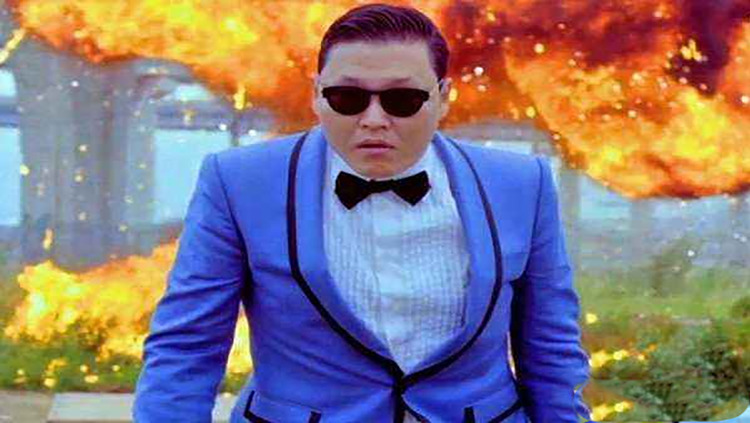 《江南style》mv中的女主角,金泫雅和鸟叔跳舞,太撩人啦