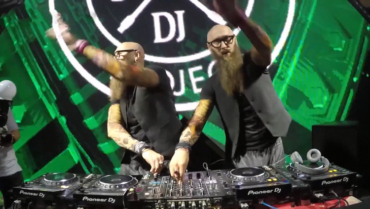 这对双胞胎dj如今太火了,什么神曲都能完美搭配,网友:被玩坏了