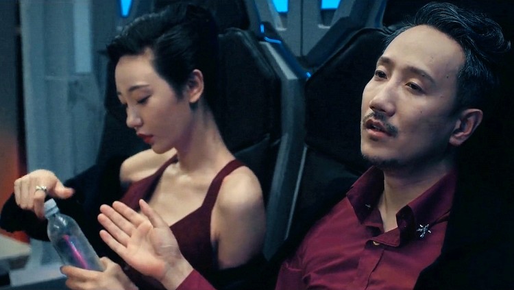  - 《大狂蜂》女二号是有多迷人？镜头老是给她