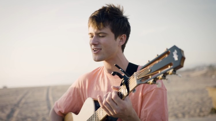 呆萌小哥alec benjamin又来啦!街头献唱~依然是独特的唱歌方式