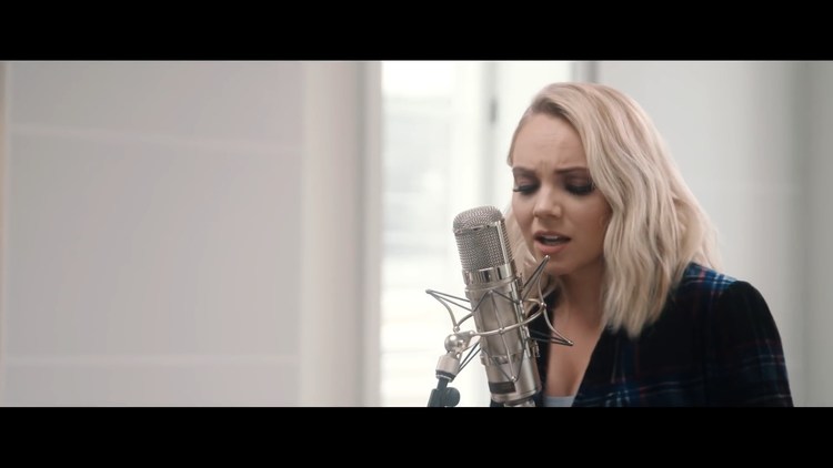  - 好声音冠军Danielle Bradbery清澈嗓音翻唱马龙《Psycho》~
