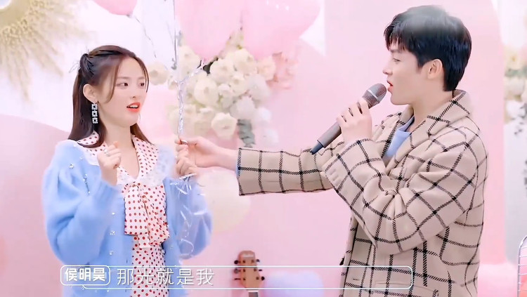 侯明昊给杨超越唱《light》惊喜又浪漫,满屏粉红泡糖分超标