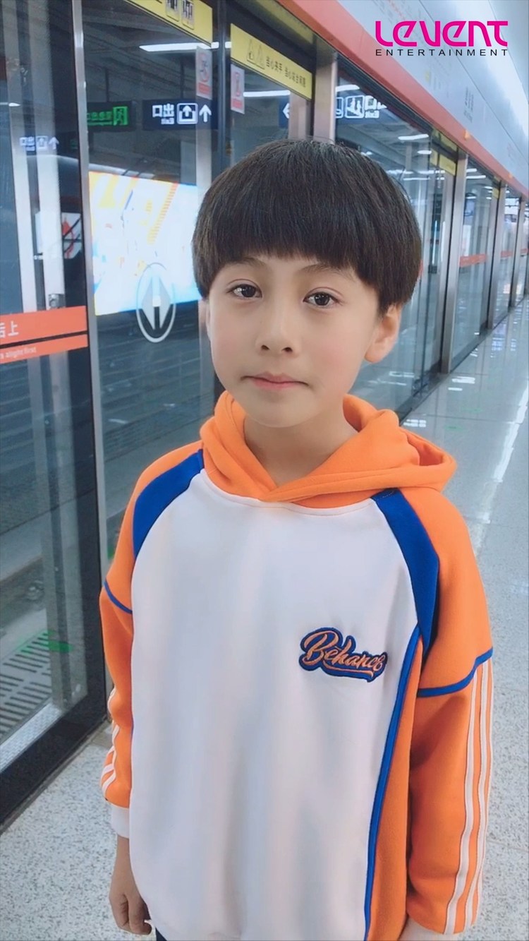 我傻傻的望着窗外 幻想如何对你表白