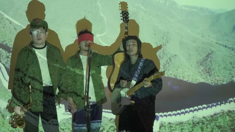 除此之外,为了更好地致敬,乐队透露拍摄所用的很多道具都来自被cos者