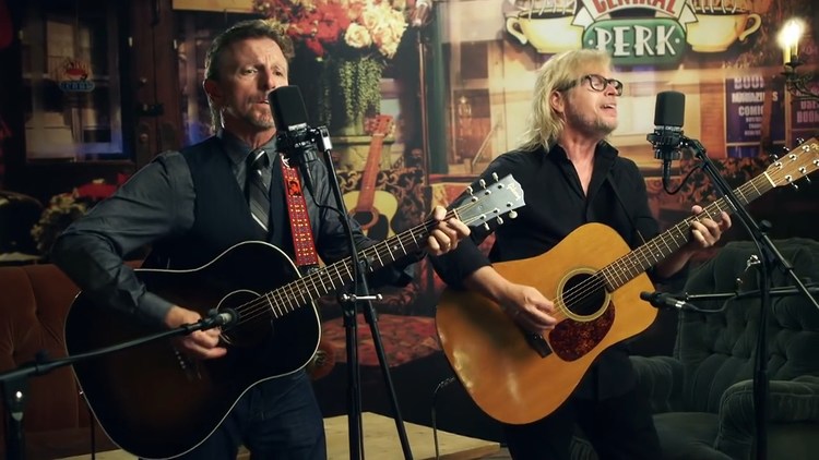  - The Rembrandts在20年后又唱起了《老友记》主题曲 《I'll be there for you》，一开口就都是浓浓回忆啊~