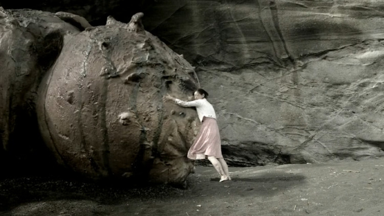 女子流落荒岛,为了满足私欲,将怪物的重要器官移接到自己身上
