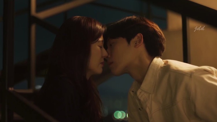  - 女生对比自己小二十岁的男生心动，没想到对方就是自己的老公