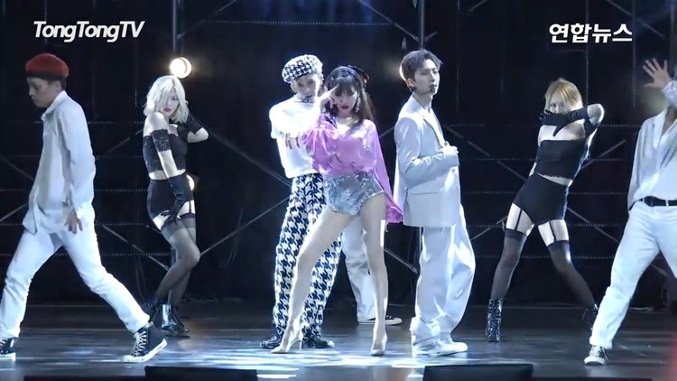  - 性感小野马泫雅携小分队Triple H大势回归，《RETRO FUTURE》打歌舞台复古性感风！三花好迷人~