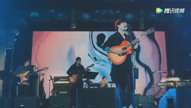  - 听了那么多翻唱版本的《探清水河》，这次来听听原唱晓月老板现场的演绎吧！