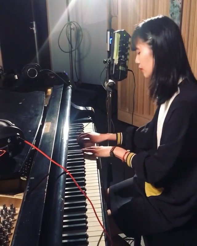  - 凯婷弹钢琴