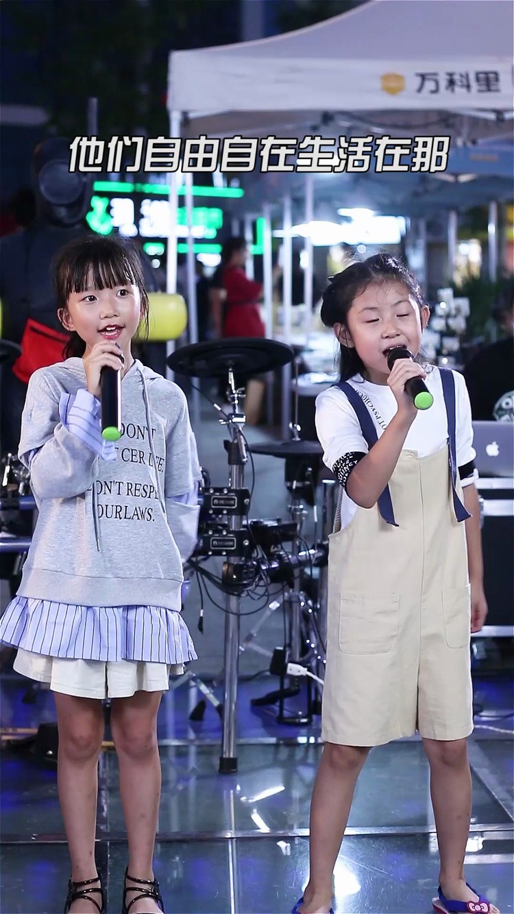  - 三姐妹现场齐唱首经典童曲《蓝精灵》，这么可爱的版本，百听不厌