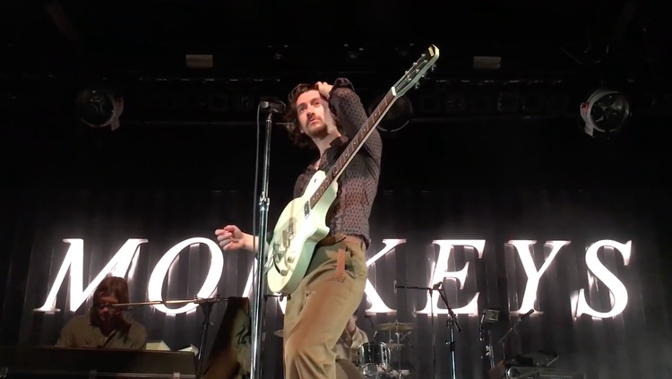  - 北极猴Arctic Monkeys，骚情演绎《One Point Perspective》，台下粉丝开场就已经安耐不住自己了！