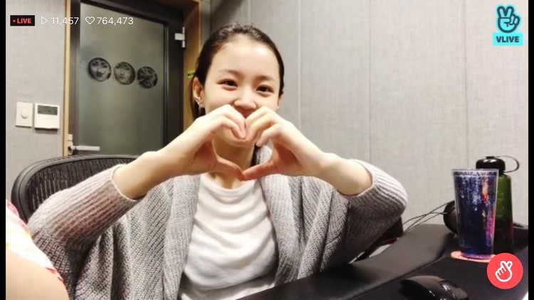 - 秀贤教年糕两种新式比心,年糕真的太