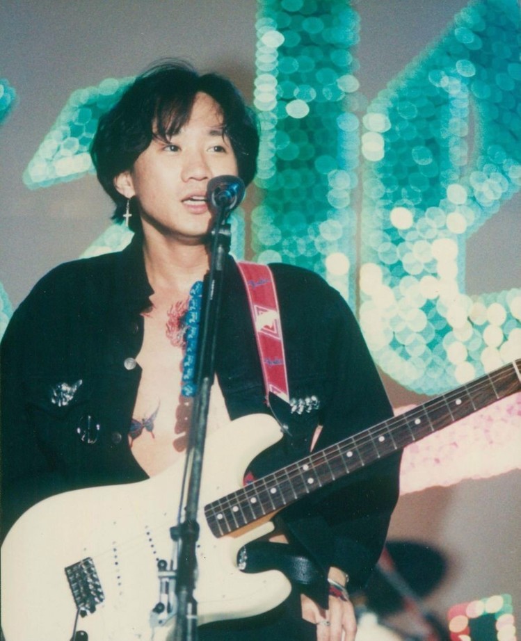 不得不说,黄家驹看得投入,也唱的给力.