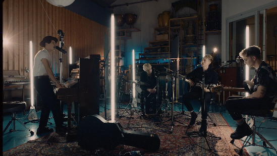 the vamps最新现场表演不插电版单曲《all the lies》