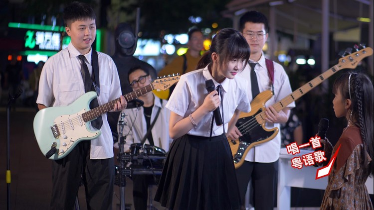 - 小妹妹现场点歌西风K瘦马,歌声唯美请《笑纳》