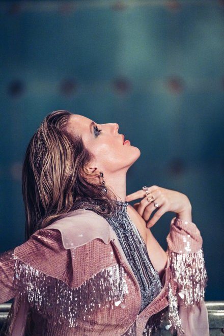 elliegoulding新单"close to me"