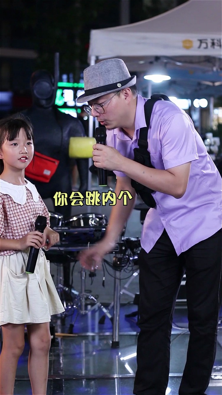 baby今晚打老虎,跳起爱的恰恰舞,小涵涵现唱演唱《爱的恰恰》!