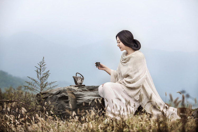 禅意歌者刘珂矣,一身袈裟,把相思放下