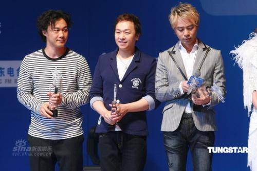 黄家强与陈奕迅除此之外,黄家强也有了自己的家庭与小孩,他在发廊认识