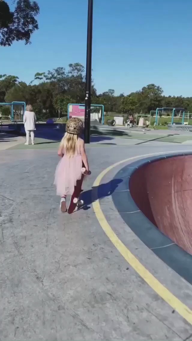  - 看六岁的小朋友玩滑板，太厉害了太厉害了！！