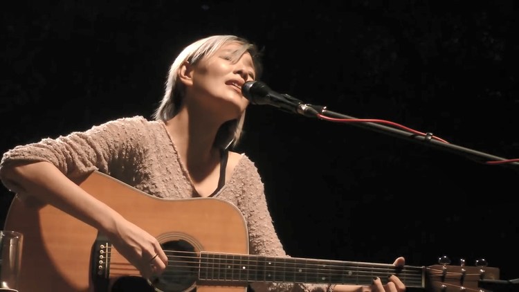  - 张悬翻唱好朋友青峰的歌，嗓音真的太棒了！民谣女王张悬翻唱《无与伦比的美丽》，试问谁不喜欢这样的声音？