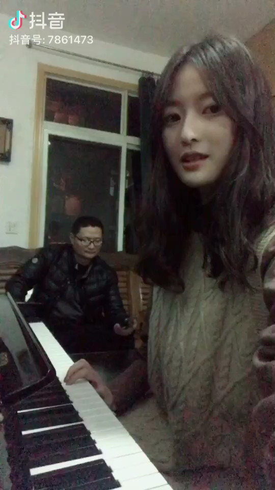  - 爸爸和我唱我的歌，全家人在旁边打灯，憋出内伤