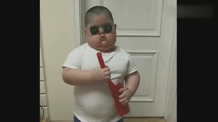  - 小胖即兴演唱《沙漠骆驼》，哈哈哈嗝~太搞笑了!