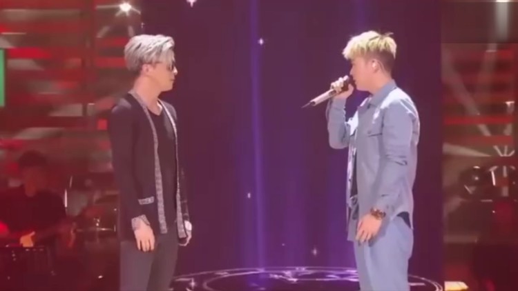  - 王栎鑫&薛之谦《等我回家》现场版，两个人的声音都很好听啊！