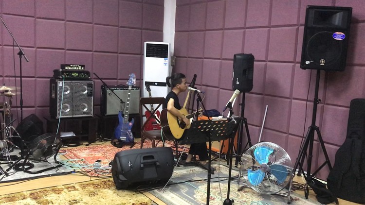  - 在Studio玩了一下Can I get you的acoustic version，和乐队版对比别有一番风味，考虑到时候要不要录两个版本