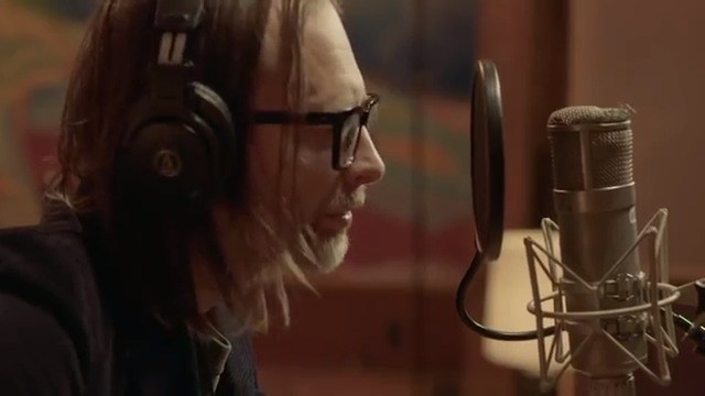  - Thom Yorke独自表演了他为电影《阴风阵阵》制作的原声Open Again