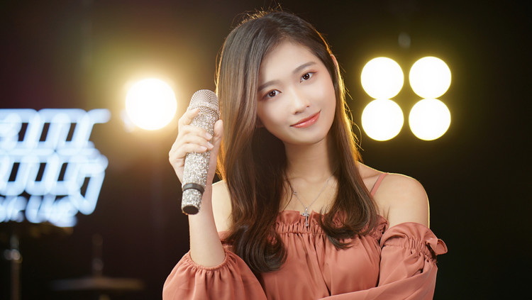  - 多么的撕心裂肺，这首《出卖》，听得心都碎了