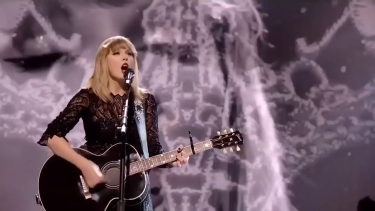  - 霉霉现场弹唱版本～全场大合唱，声音空灵而有力量！说实话，真的很喜欢弹唱啊啊啊！！