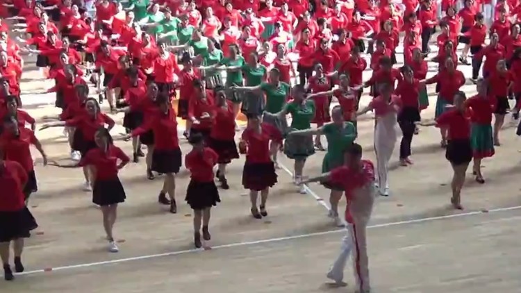  - 曹艺馨/艺涛《中国v5》中国威武广场舞教学视频