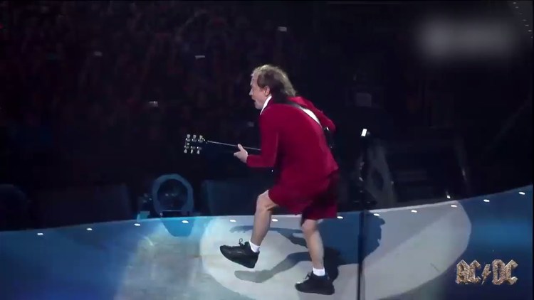 【创意集中营】搞怪的鸭子步风潮,就连acdc吉他手angus young 也学