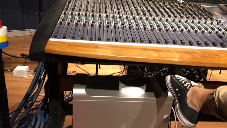 - 最音乐就要有猫先生当 监制