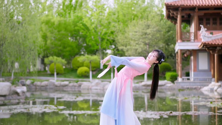  - 《小城谣》轻歌曼舞，轻舞飞扬。素净仙紫，舞情依依。