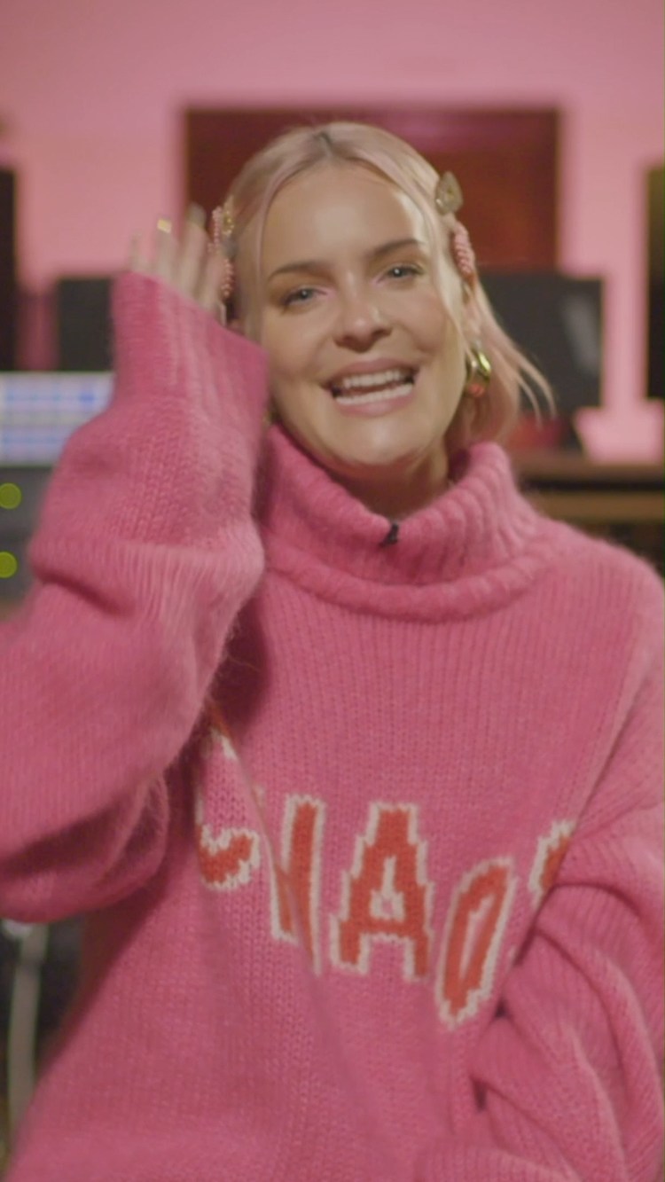 anne-marie粉色系甜美造型向粉丝问好!最新单曲"birthday"上线