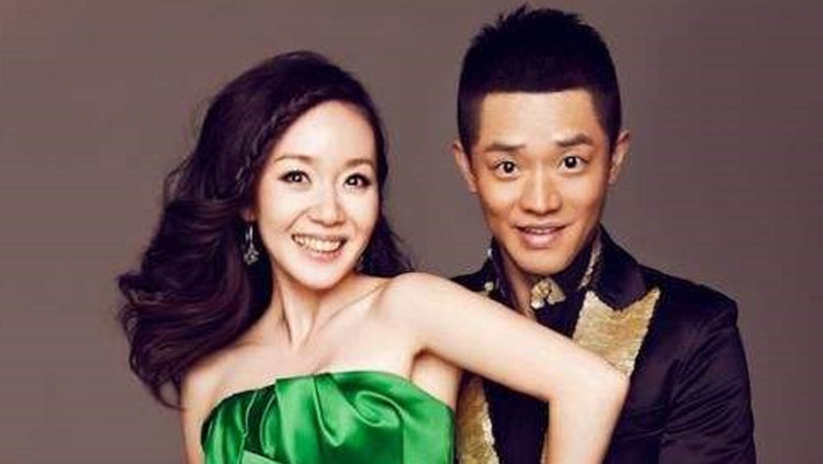  - 曾毅老婆罕见亮相，长相甜美不输当红女星，难怪当初没选玲花