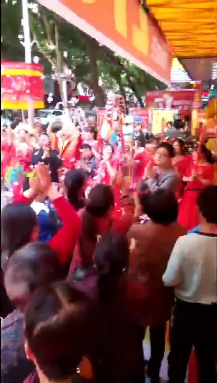 - #著名歌星刘晓龙空降湖南平江,粉丝热爆现场#